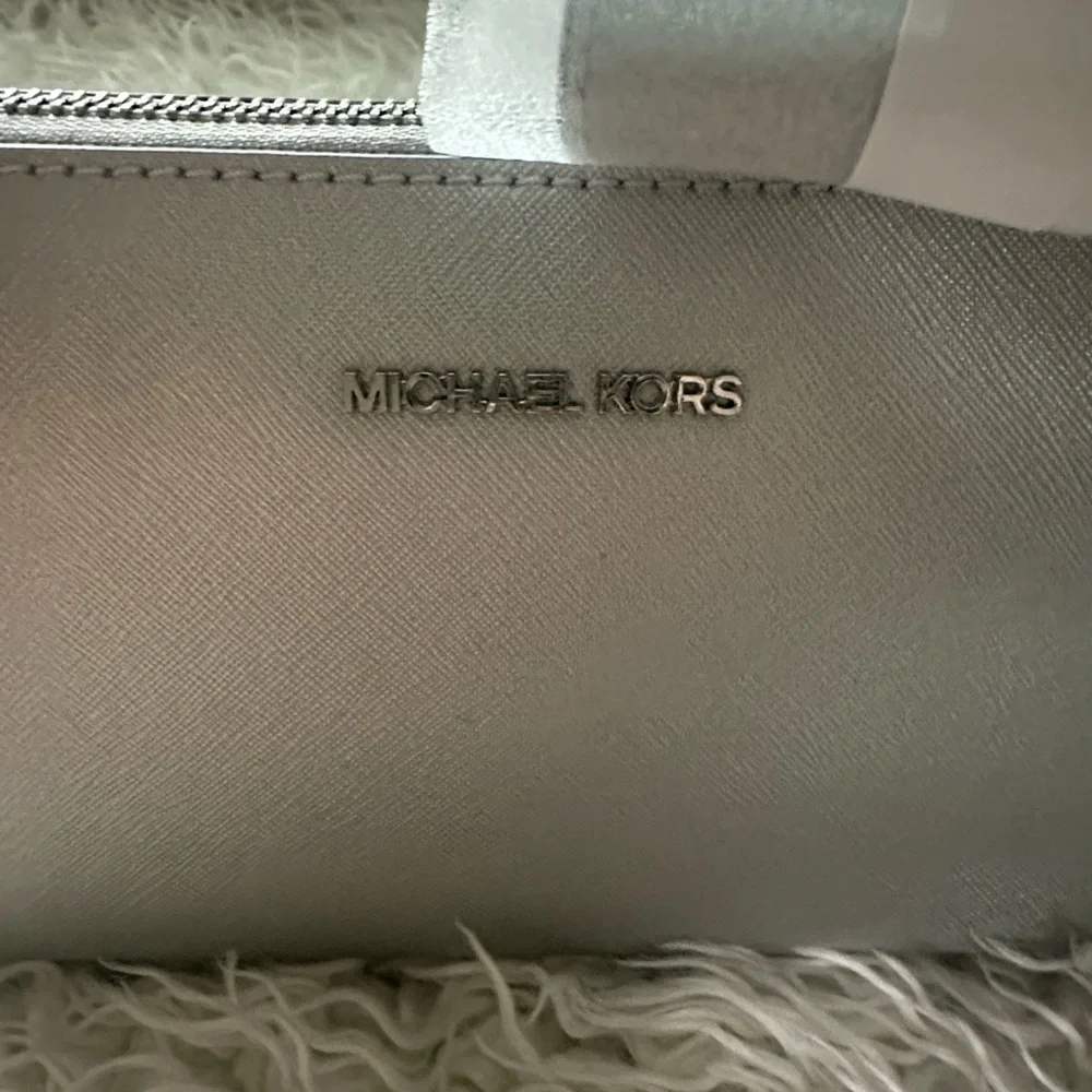 NWT Michael Kors Metallic Silver Vegan Leather Bag with Mini Wallet Attached - Picture 5 of 8